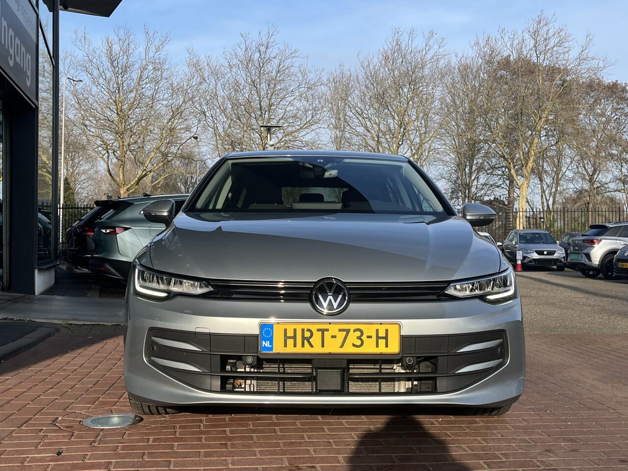 Volkswagen GOLF 1.5 eHybrid Life Edition / Achteruitrijcamera / Comfort Pakket / Stoelverwarming / Sfeerverlichting / Park Assist