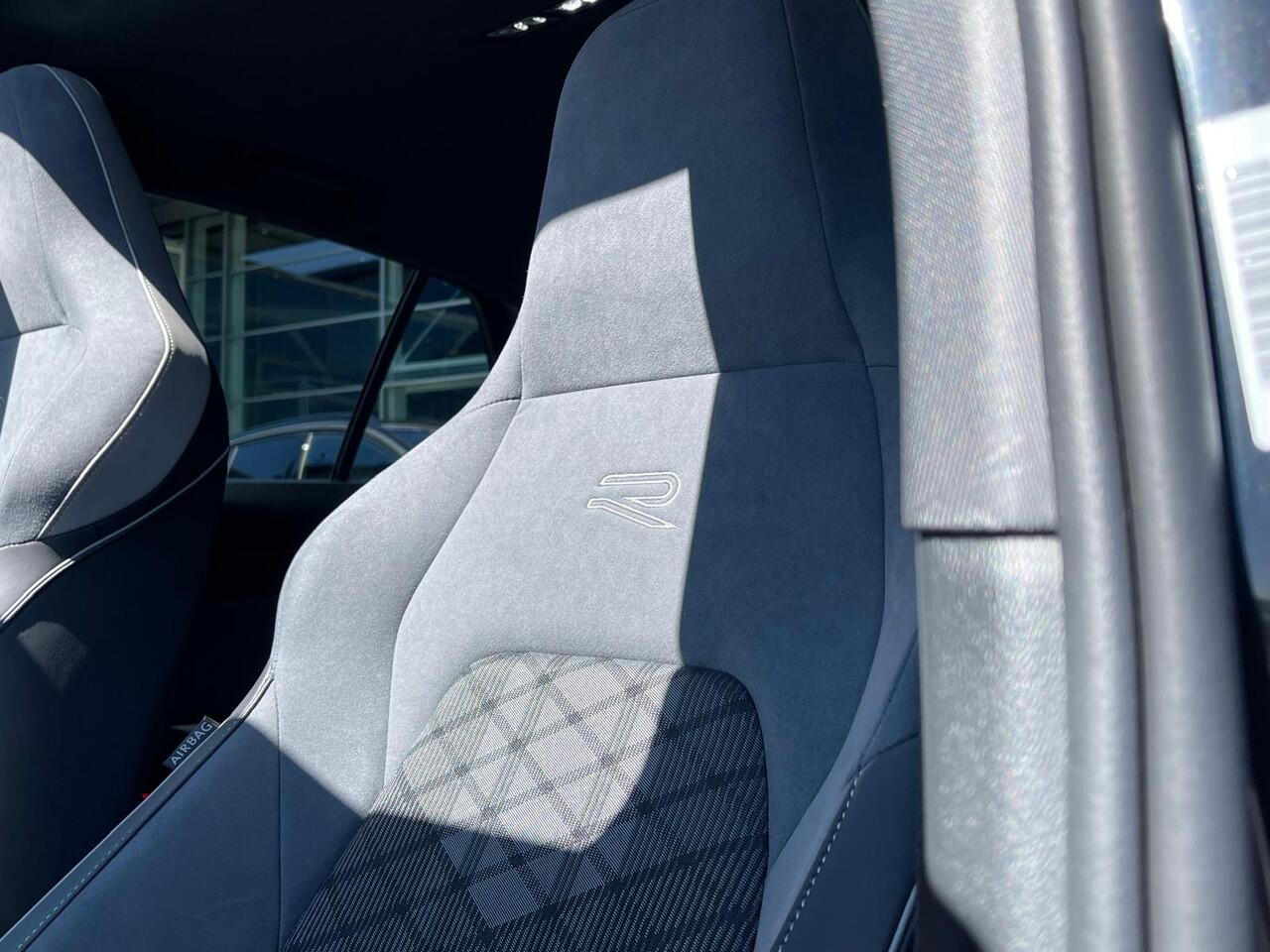 Volkswagen GOLF 1.5 eTSI 150PK DSG R-Line Business / Black Style / Panoramadak / Achteruitrijcamera / Digital Cockpit Pro / 18'' LMV / VW