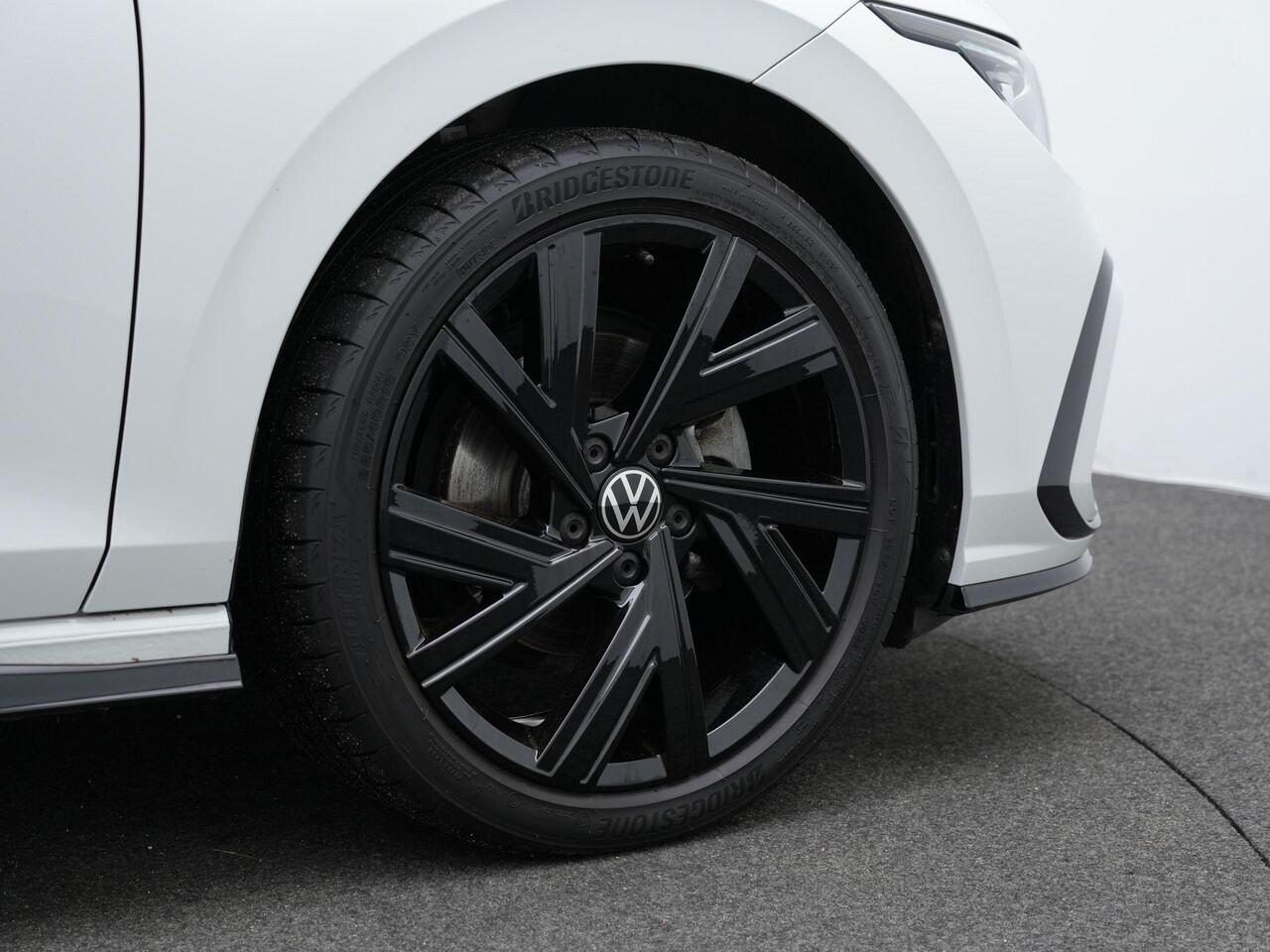 Volkswagen GOLF 1.5 eTSI 130 pk DSG R-Line Business | Panoramadak | IQ Light | Stuur-/stoelverwarming | Achteruitrijcamera