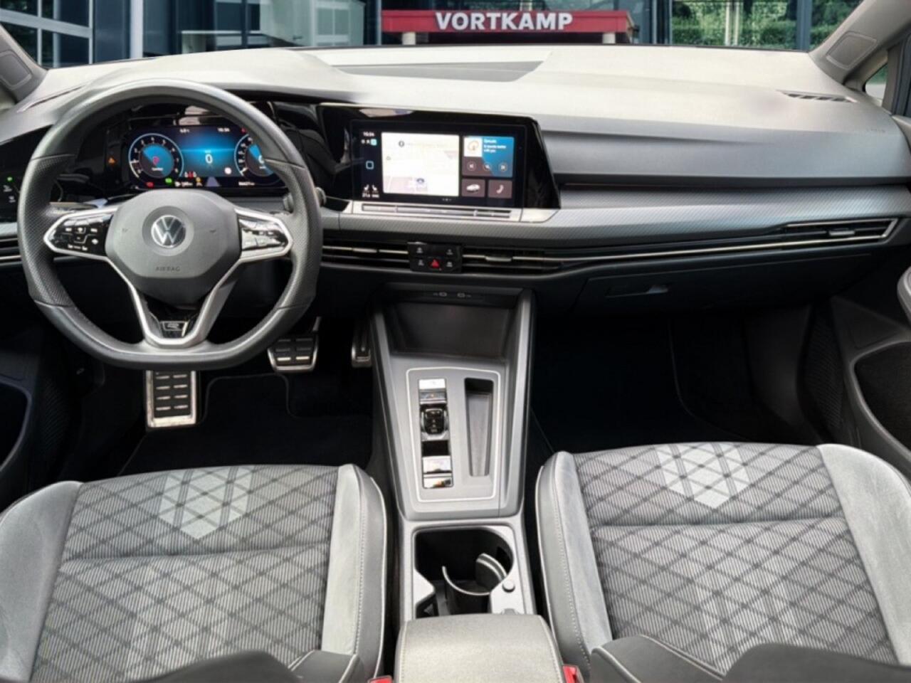 Volkswagen GOLF 1.5 eTSI DSG R-LINE CAMERA/NAVI/CARPLAY/ACC/STOEL-STUURVERW