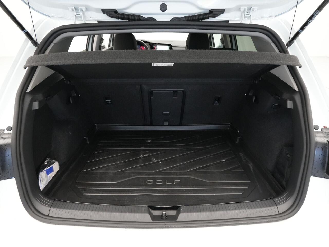 Volkswagen GOLF 1.0 TSI 110pk Life Business Navigatie Memory Stoelverwarming Acc 81