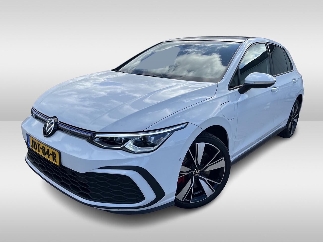 Volkswagen GOLF 1.4 eHybrid 245pk DSG GTE / Panoramadak / Elec. trekhaak / App. connect / Camera / Keyless / Alarm / Stoel en stuurverwarming V+A / Standkachel / 18'' LMV
