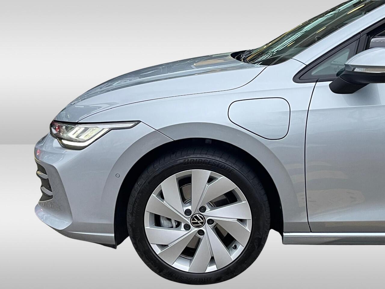 Volkswagen GOLF 1.5 eHybrid 204PK DSG Life Edition Achteruitrijcamera / Getint Glas / 17'' LMV Nottingham / Keyless Access / Clima Draadloos App Connect / Digital Cockpit pro / Park Assist Pro / DAB+