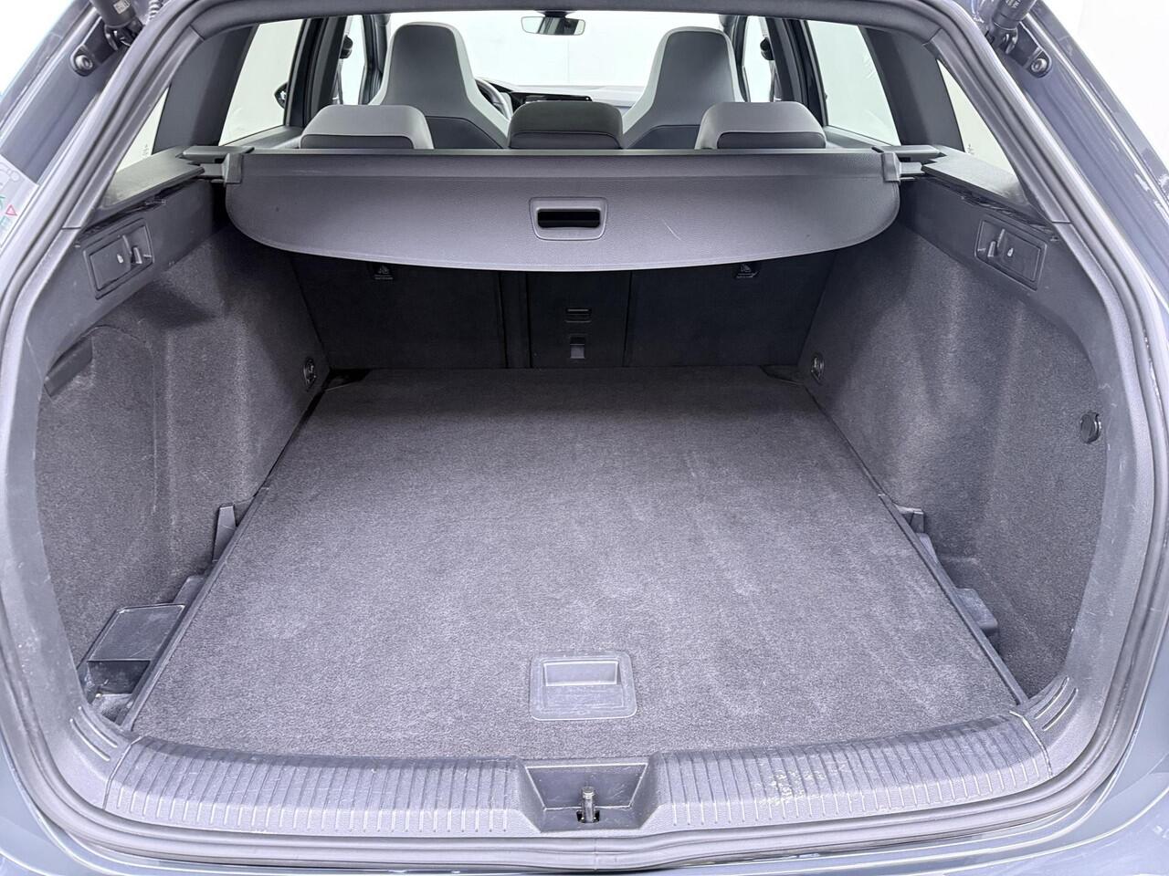 Volkswagen GOLF Variant 1.5 eTSI R-Line Trekhaak | Pano Dak | Camera | Navigatie |