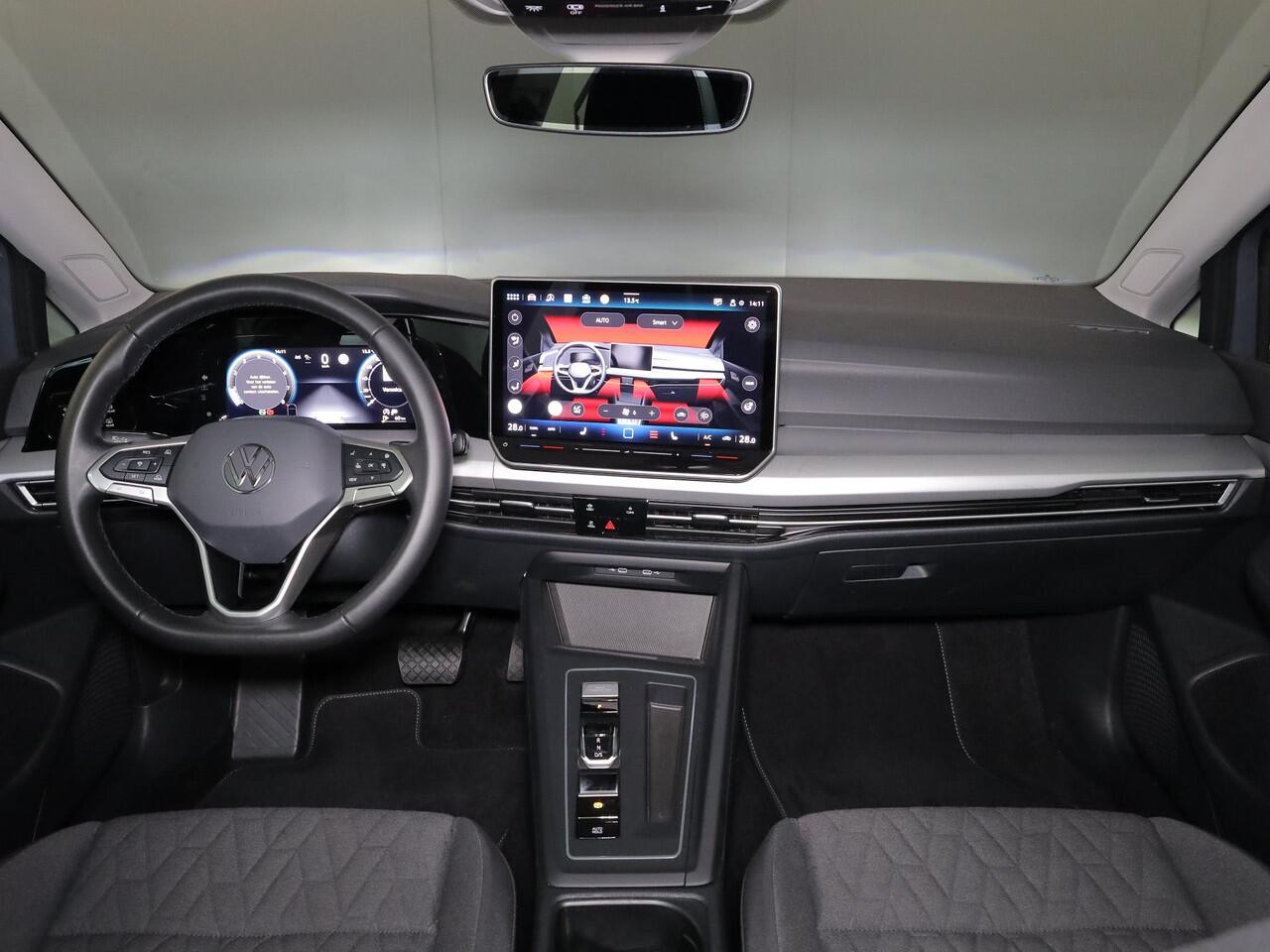 Volkswagen GOLF 1.5 eTSI Life Edition 116 pk Automaat (DSG) | Verlengde garantie | Navigatie via App | Panoramadak | Parkeersensoren | Achteruitrijcamera | Matrix LED koplampen | Stoelverwarming |