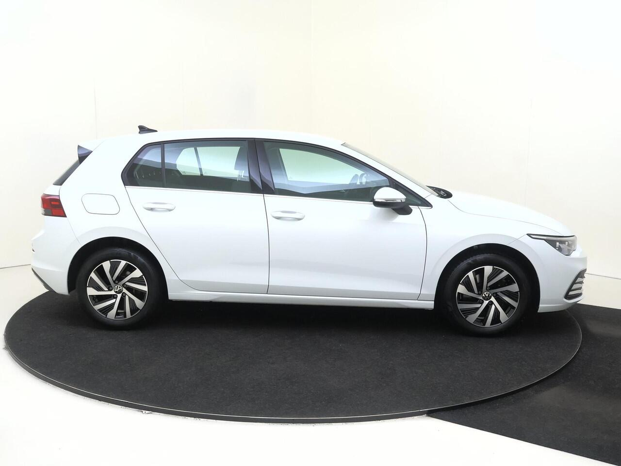 Volkswagen GOLF 1.4 eHybrid Style | Parkeersensoren | 3-zone airco | Stoel- en stuurwielverwarming | Adaptieve cruise control | CarPlay | Navigatie | Digital cockpit |