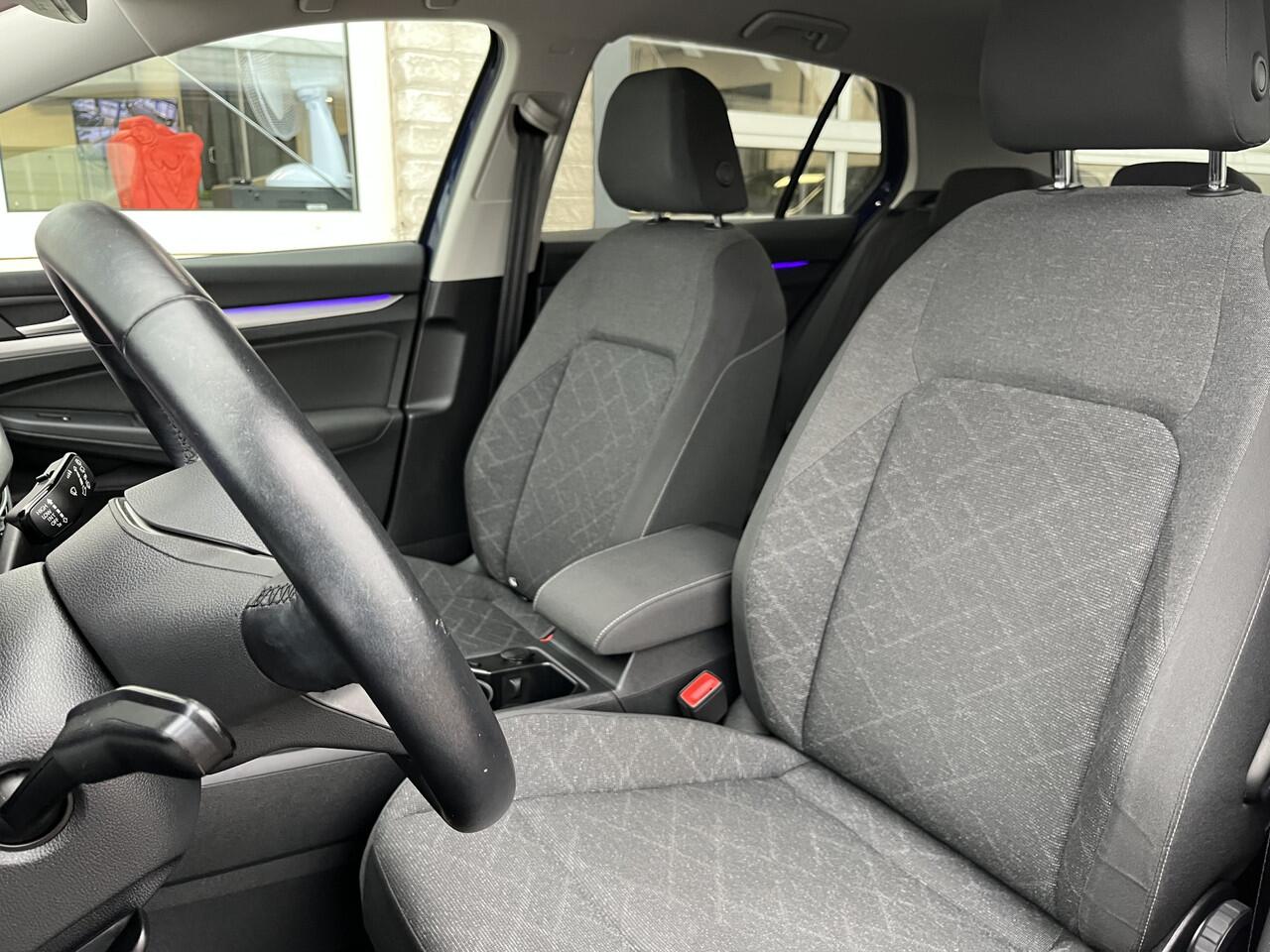 Volkswagen GOLF 1.0 TSI Life / PARK.SENSOREN V+A/ CAMERA/ APP-CONNECT/ ACC/ NAVI/ KEYLESS/ DIGITAL DASH/ LANE-ASSIST/ DAB/ LED/ WIRELESS CHARGING/ ISOFIX/ 16'' LMV