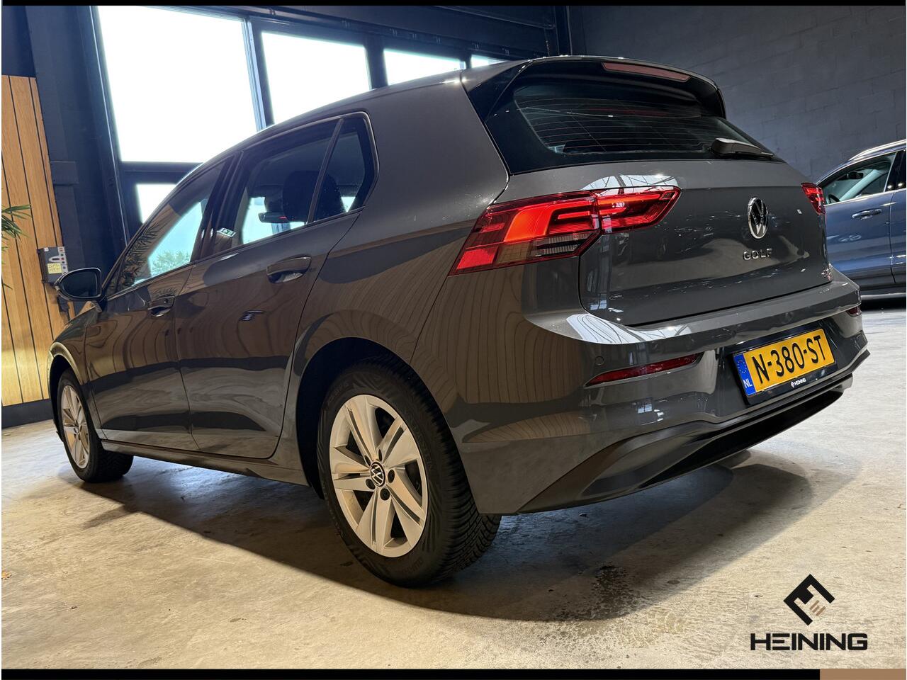 Volkswagen GOLF 1.0 eTSI Life. Automaat. Navi. Apple carplay. Adaptive. Hollandse auto met NAP