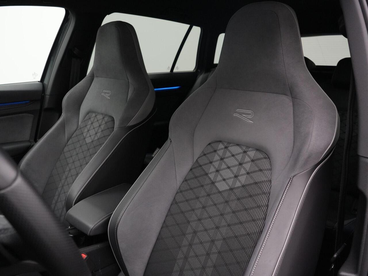 Volkswagen GOLF Variant 1.5 eTSI 150 pk DSG R-Line Business | Trekhaak | Adaptief onderstel | IQ Light | Achteruitrijcamera | Stuur-/stoelverwarming