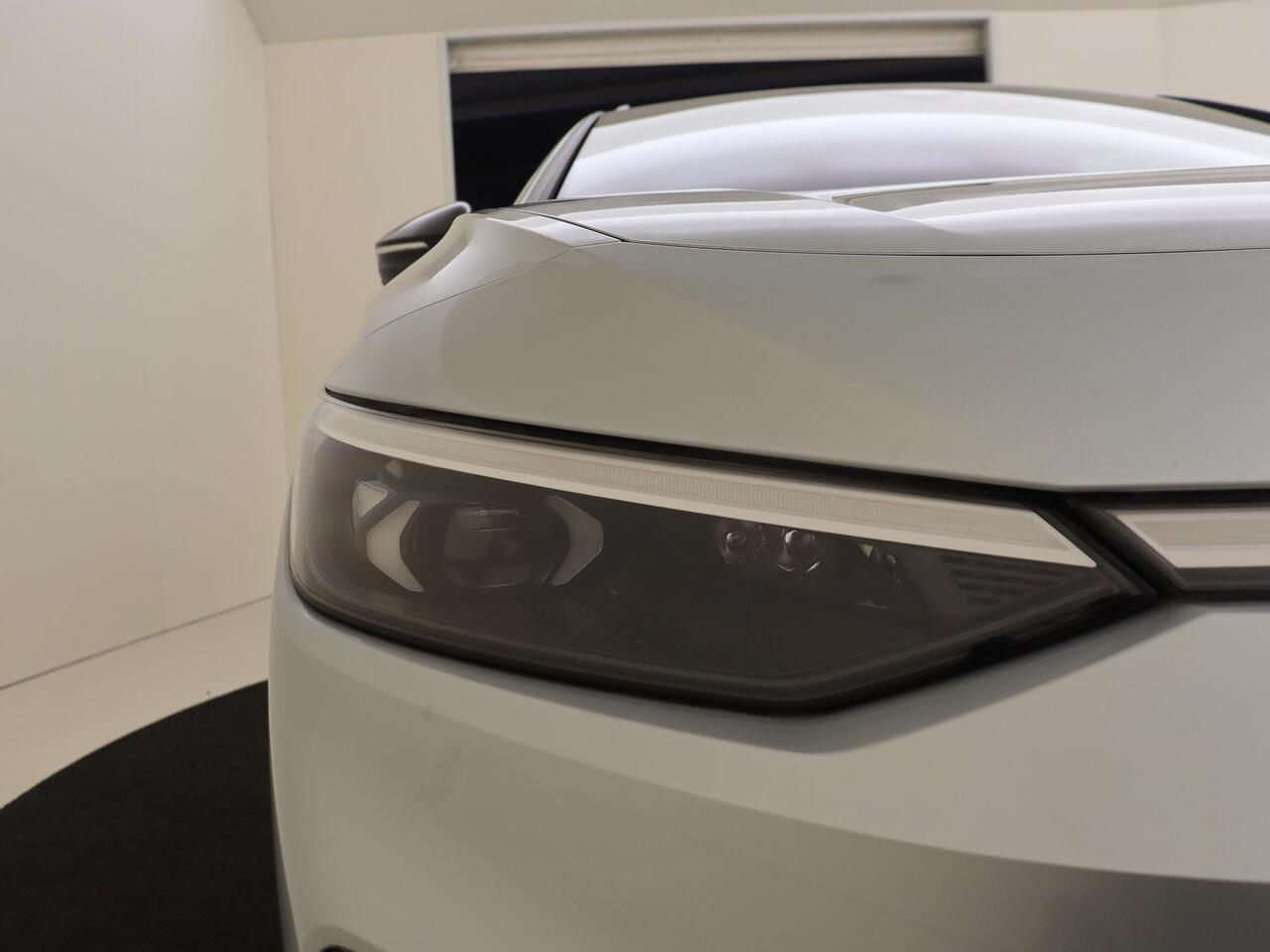 Volkswagen ID ID.7 Tourer Pro Business | Achterbank in ongelijke delen neerklapbaar incl. middenarmsteun en doorlaadmogelijkheid | Afstandscontrolesysteem (Front Assist), met voetgangers- en fietsersherkenning | Automatische afstandsregeling (Adaptive Cruise Control)