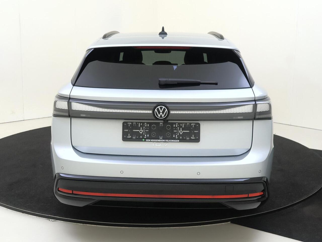 Volkswagen ID ID.7 Tourer Pro Business | Achterbank in ongelijke delen neerklapbaar incl. middenarmsteun en doorlaadmogelijkheid | Afstandscontrolesysteem (Front Assist), met voetgangers- en fietsersherkenning | Automatische afstandsregeling (Adaptive Cruise Control)