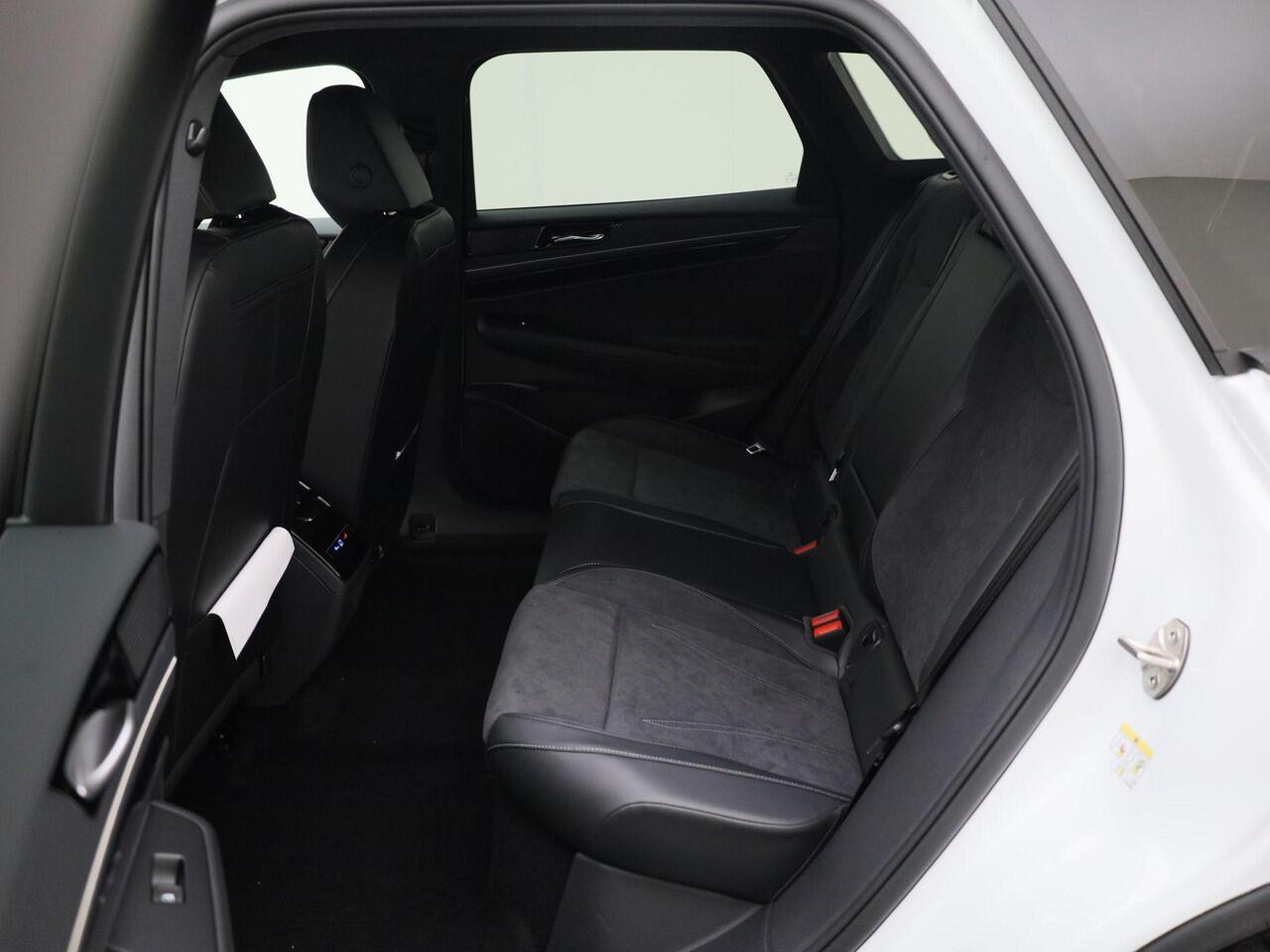 Volkswagen ID ID.7 Pro Limited Edition 77 kWh accu 286 pk PRIVATE LEASE VANAF ¤588P/M · Trekhaak inklapbaar, met elektrische ontgrendeling · Voorraad OUTLET