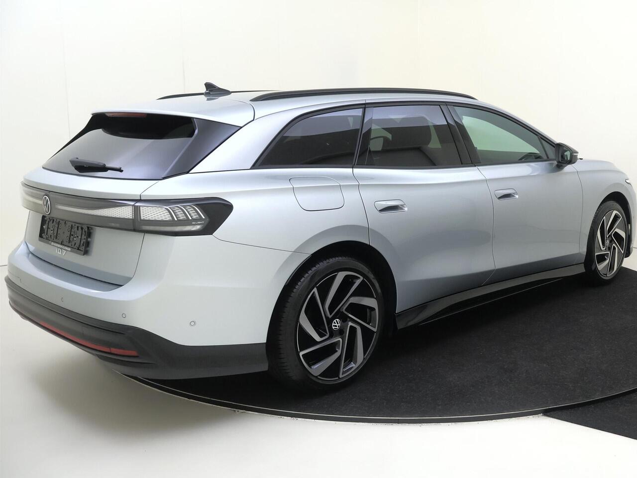 Volkswagen ID ID.7 Tourer Pro Business | Achterbank in ongelijke delen neerklapbaar incl. middenarmsteun en doorlaadmogelijkheid | Afstandscontrolesysteem (Front Assist), met voetgangers- en fietsersherkenning | Automatische afstandsregeling (Adaptive Cruise Control)