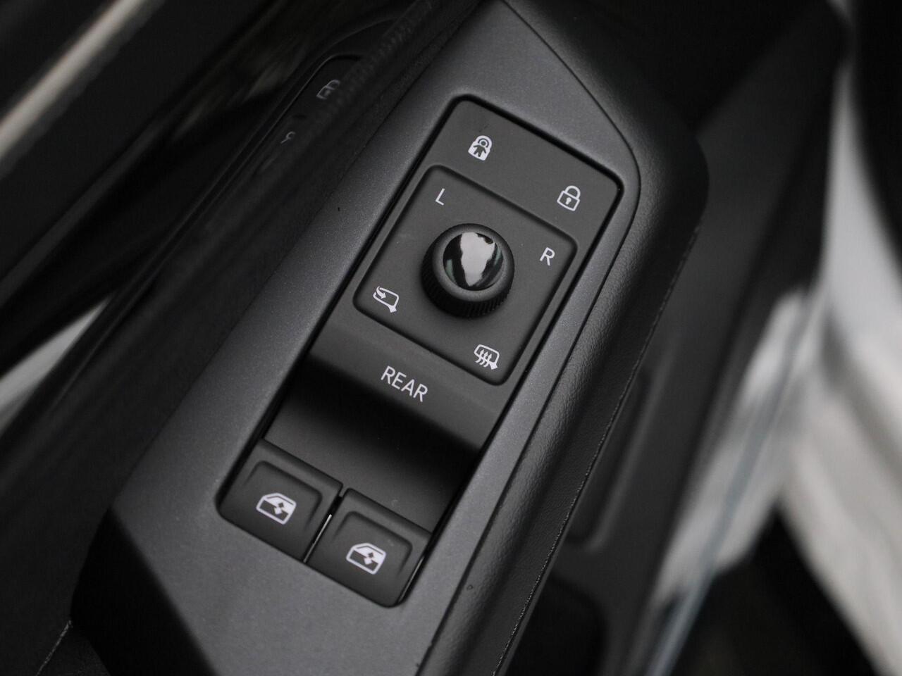 Volkswagen ID ID.7 Pro Limited Edition 77 kWh accu 286 pk PRIVATE LEASE VANAF ¤588P/M · Trekhaak inklapbaar, met elektrische ontgrendeling · Voorraad OUTLET