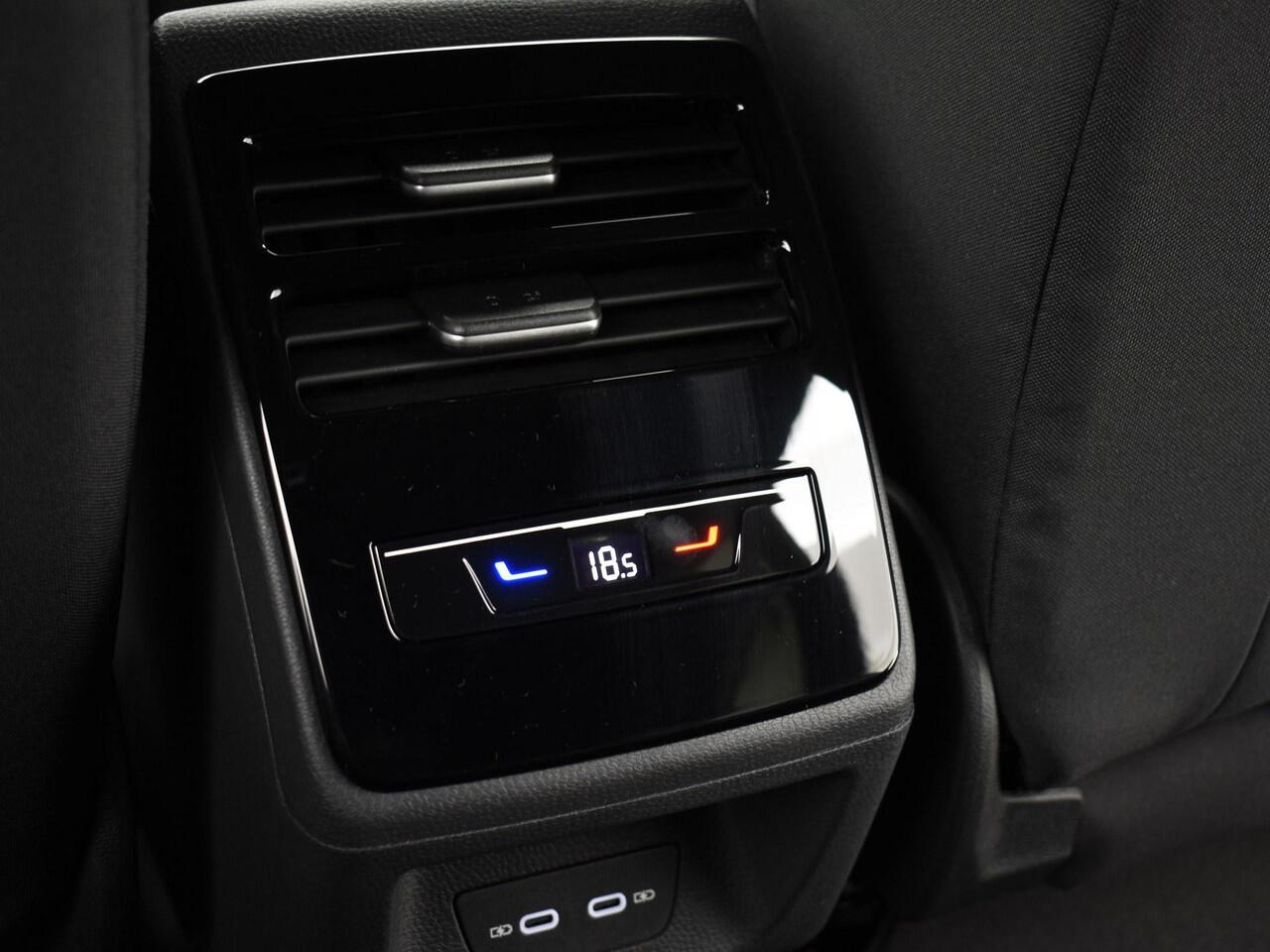 Volkswagen ID ID.7 Tourer Tourer Limited Edition 77 kWh accu 286 pk · Draadloze telefoonlader · Achteruitrijcamera · Multifunctioneel stuurwiel ·