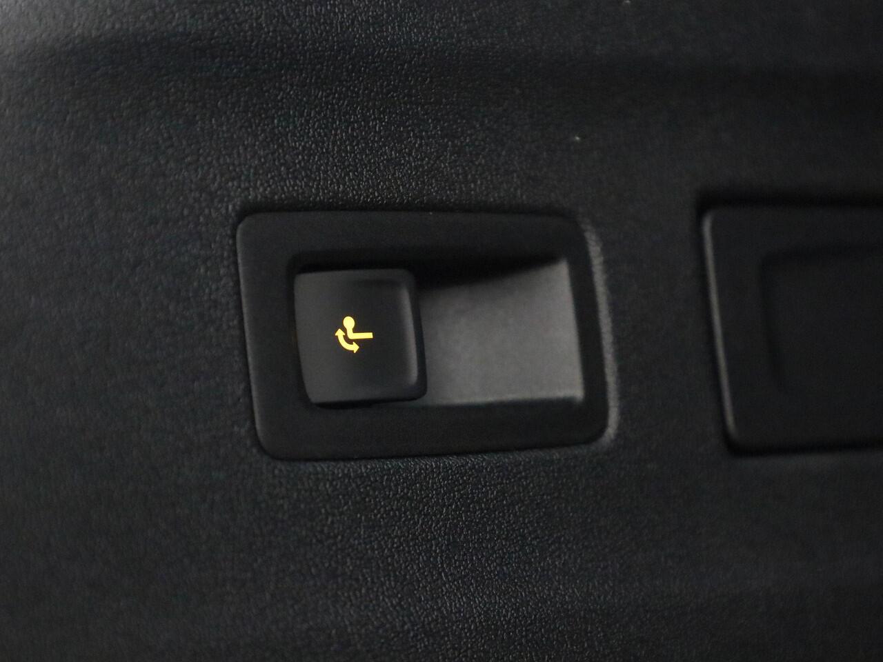 Volkswagen ID ID.7 Pro Limited Edition 77 kWh accu 286 pk PRIVATE LEASE VANAF ¤588P/M · Trekhaak inklapbaar, met elektrische ontgrendeling · Voorraad OUTLET