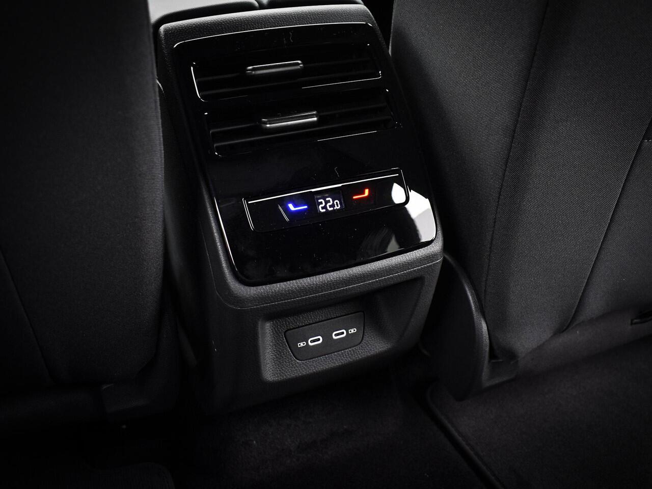 Volkswagen ID ID.7 Limited Edition 77 kWh accu 286 PK · Achteruitrijcamera · Draadloze telefoonverbinding · Trekhaak inklapbaar, met elektrische ontgrendeling ·