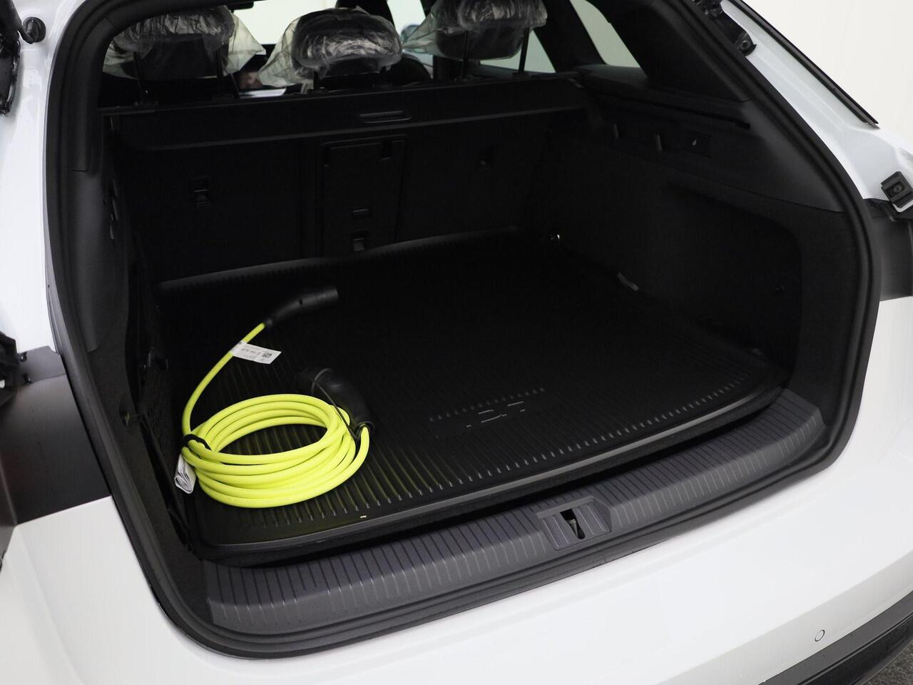 Volkswagen ID ID.7 Pro Limited Edition 77 kWh accu 286 pk PRIVATE LEASE VANAF ¤588P/M · Trekhaak inklapbaar, met elektrische ontgrendeling · Voorraad OUTLET