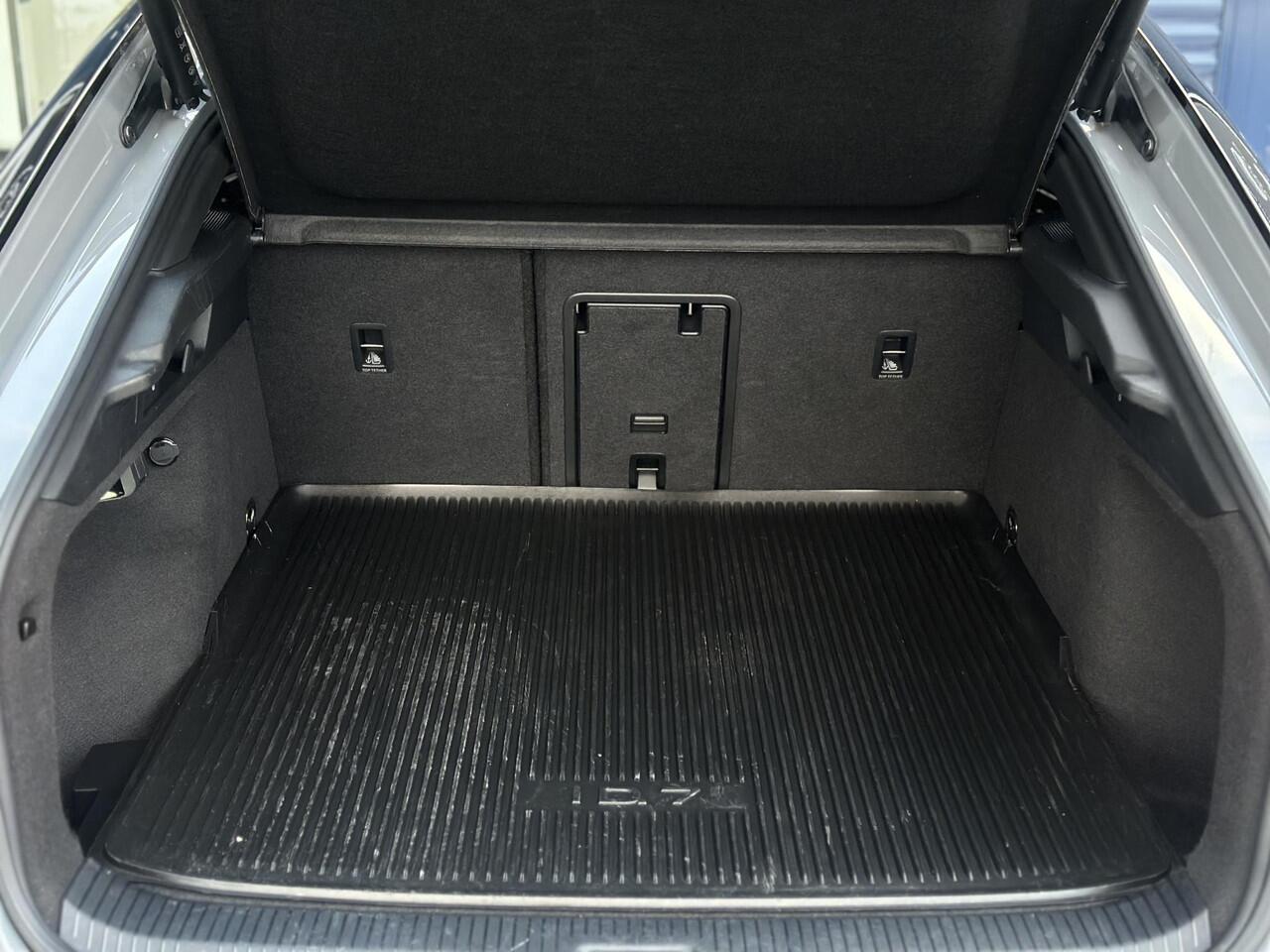 Volkswagen ID ID.7 Pro Business 77 kWh | Stoelmassage/-verwarming/-verkoeling | Apple Carplay/Android Auto | Sfeerverlichting | Navigatie | Adaptive Cruise Control | Climate Control | Draadloze Telefoonlader | Harman Kardon Audiosysteem |