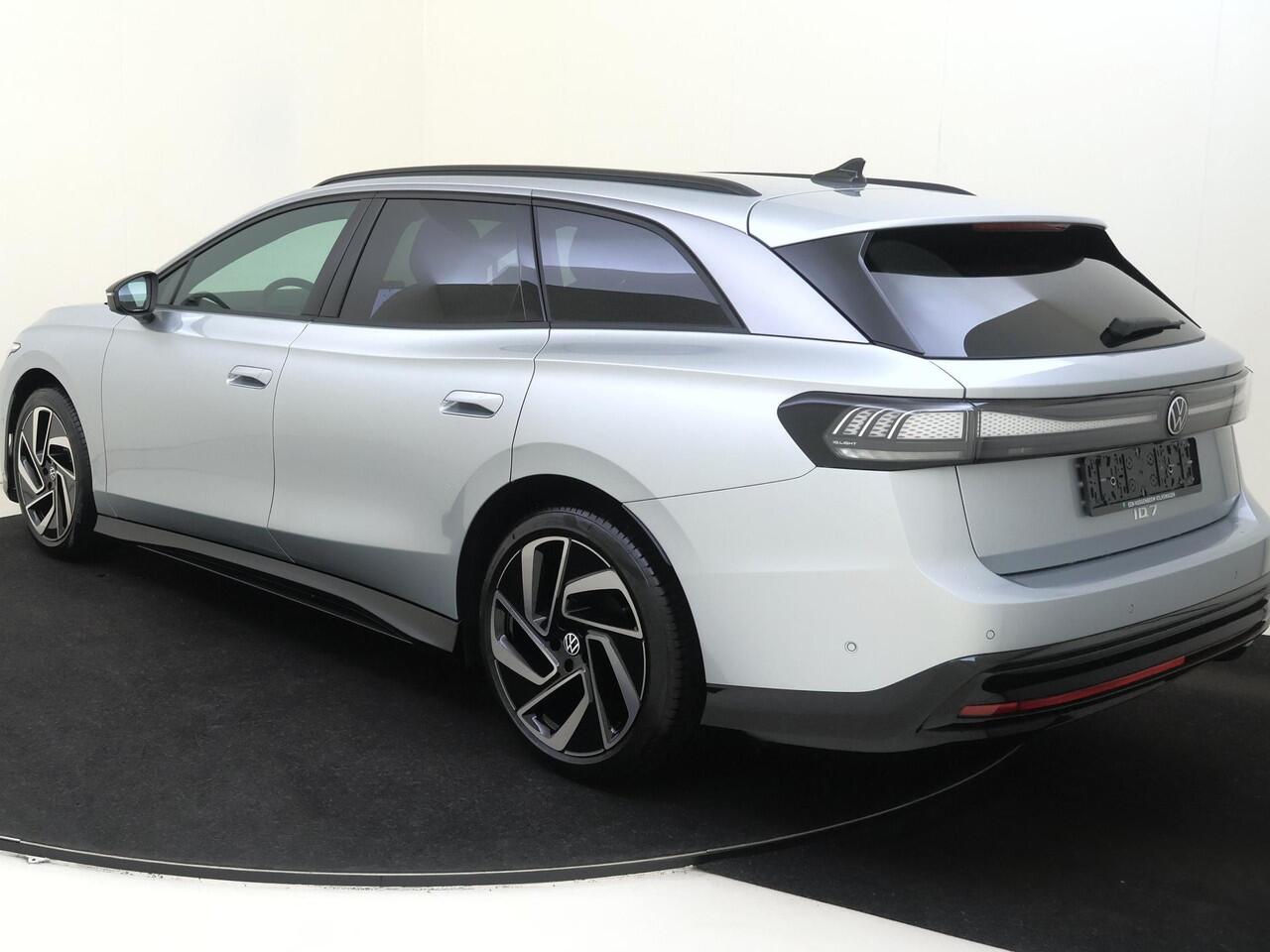 Volkswagen ID ID.7 Tourer Pro Business | Achterbank in ongelijke delen neerklapbaar incl. middenarmsteun en doorlaadmogelijkheid | Afstandscontrolesysteem (Front Assist), met voetgangers- en fietsersherkenning | Automatische afstandsregeling (Adaptive Cruise Control)