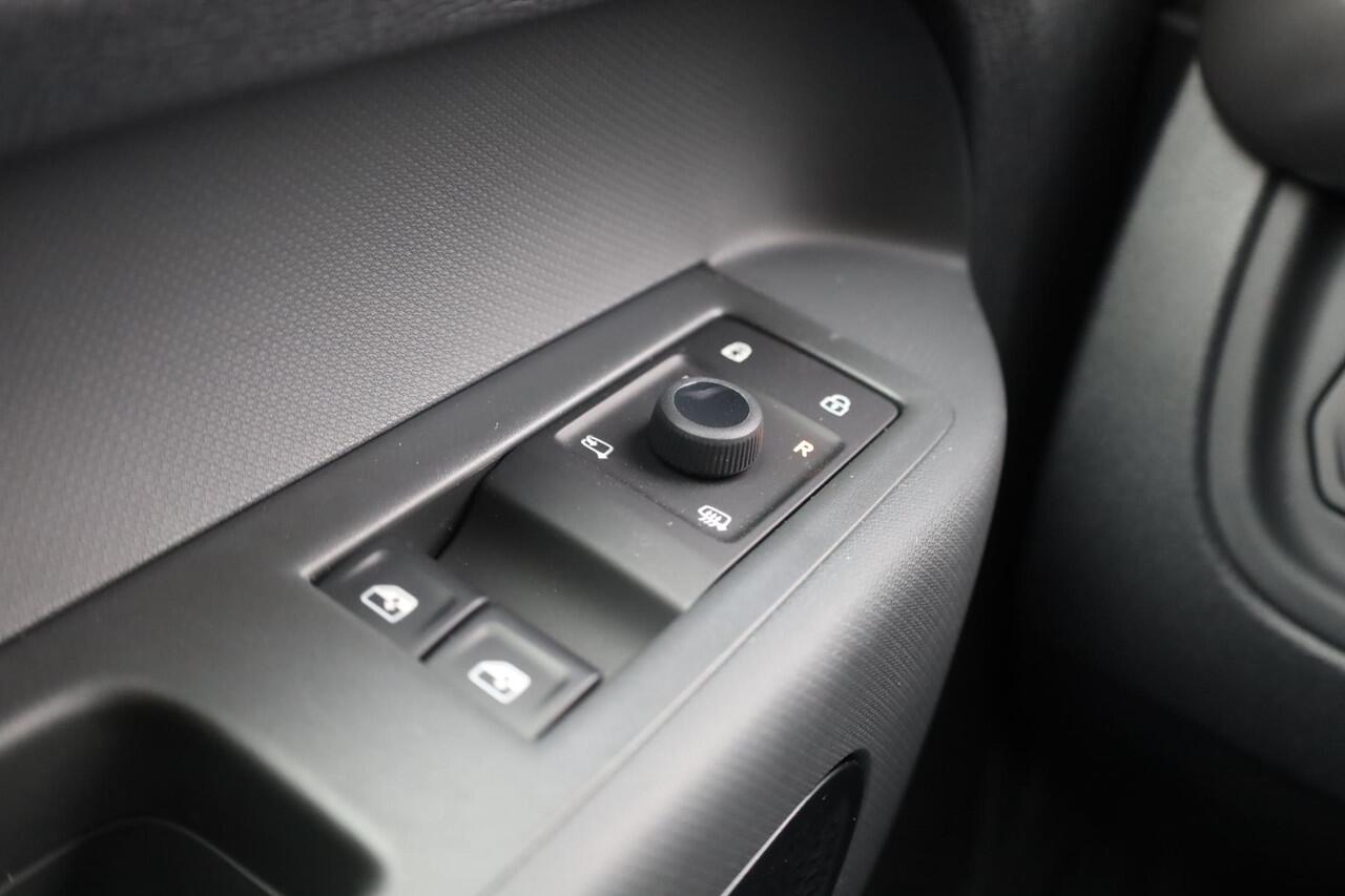 Volkswagen ID. Buzz Pro Bulli 86 kWh LWB 7p. 268PK / 210kW LED Matrix IQ.Light, rondomzicht camera, voorstoelen verwarmbaar met massagefunctie, Apple Carplay & Android Auto, achteruitrijcamera, elektrische schuifdeur links + rechts, Keyless Entry, dynamische grootlichtassist