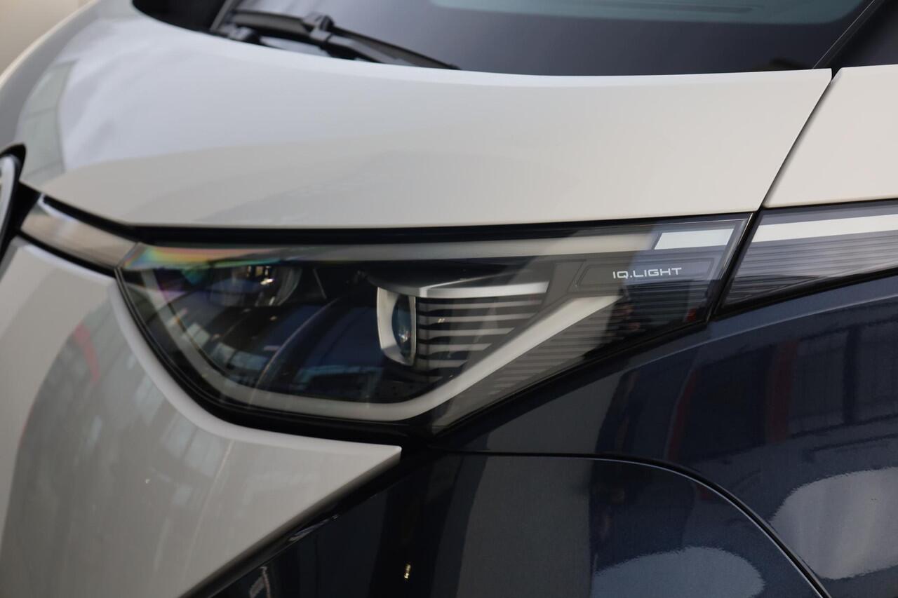 Volkswagen ID. Buzz Pro 8 Intro 77kWh 204PK / 150kW, Achteruitrijcamera (rear view), elektrisch uitklapbare trekhaak, DAB+, Lane Assist, adaptieve cruise control (acc), grootlichtassistent, 21'' LMV, draadloos telefoon opladen, geluidsimulator, verwarmbare vooruit, Apple Car