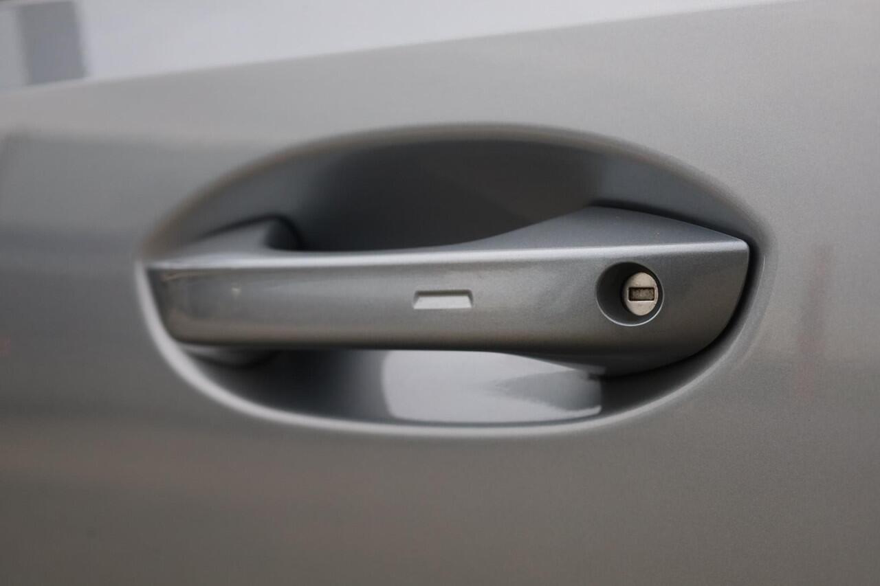 Volkswagen ID. Buzz Pro Bulli 86 kWh LWB 7p. LET OP! Alleen demonstratie auto 286PK / 210kW, 7 persoons, warmtepomp, LED Matrix IQ.Light, rondomzichtcamera, Keyless Entry & Go, Apple Carplay & Android Auto, dynamische grootlichtassistent, adaptive cruise control met Stop&Go 