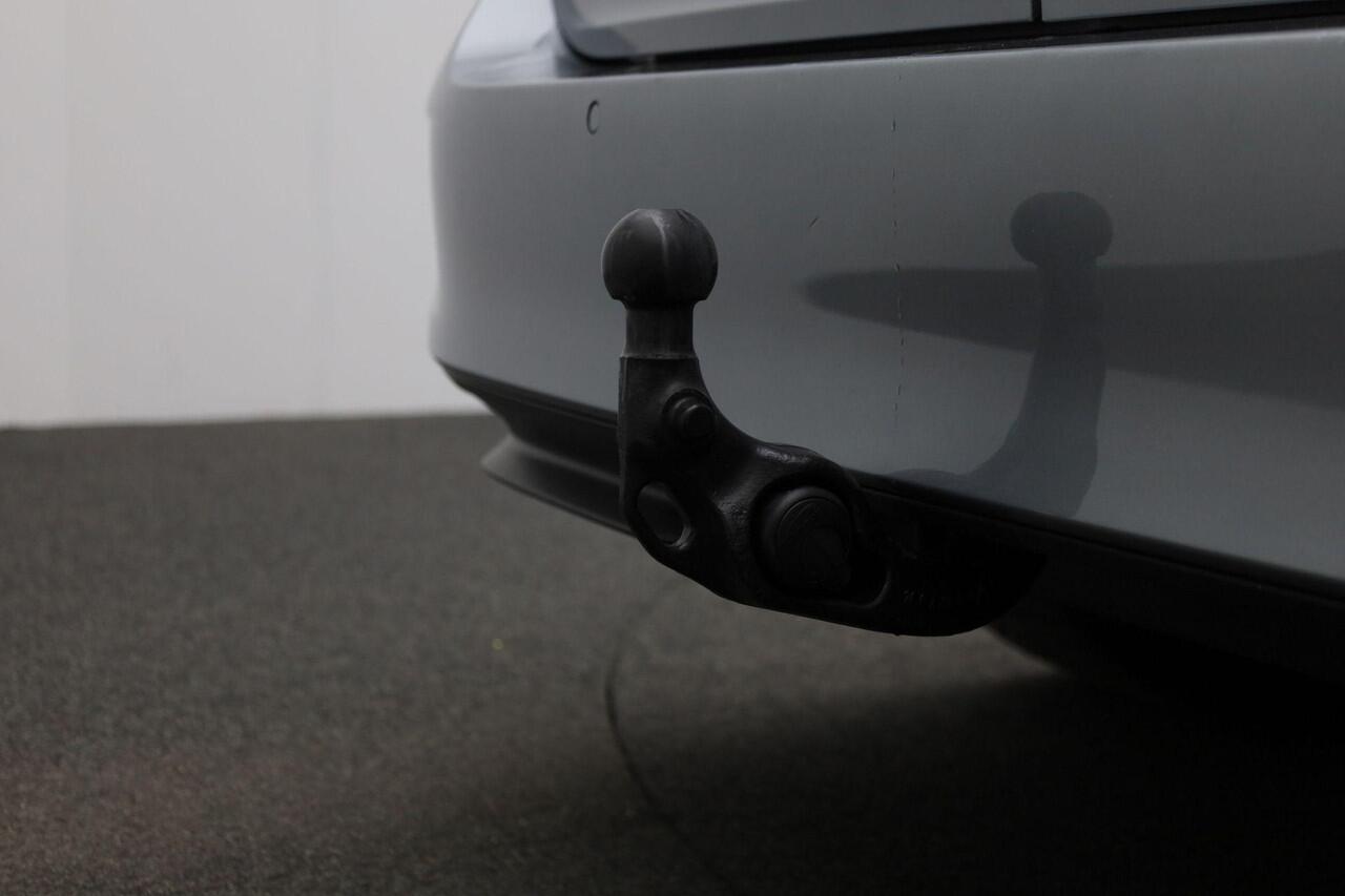 Volkswagen ID. Buzz Cargo 77 kWh 204 pk | Trekhaak | 3-zits | Achteruitrijcamera | Stoelverwarming | Adaptive Cruise | Keyless Entry