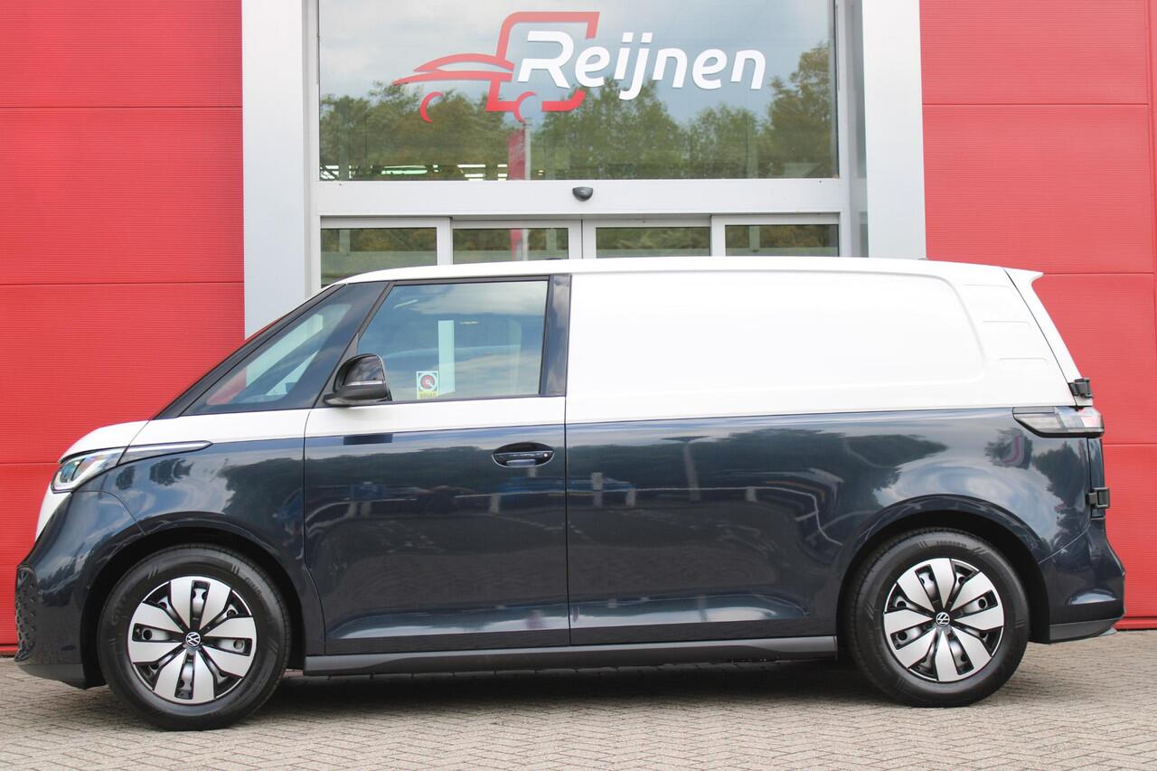 Volkswagen ID. Buzz Cargo 79 kWh | TREKHAAK ELEKTRISCH WEGKLAPBAAR | LAADRUIMTE PAKKET | STOEL/VOORRUIT VERWARMING | ELEKTRISCH BEDIENBARE SCHUIFDEUR | NAVIGATIE DISCOVER PRO | DRAADLOZE APPLE CARPLAY/ANDROID AUTO | CLIMATE CONTROL | ACHTERUITRIJ CAMERA | DODEHOEK DETECTIE | ADAPT