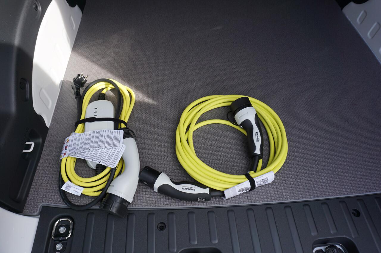 Volkswagen ID. Buzz Cargo 182 kWh Accu 286 PK Achterdeuren Nieuw model 3-Zits Camera Trekhaak Cruise Standkachel Apple Carplay