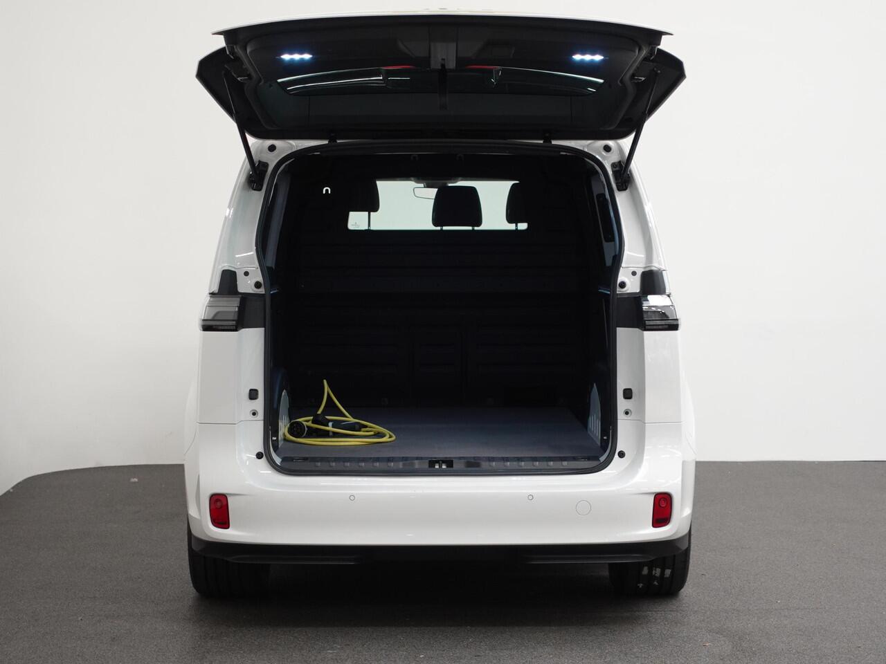 Volkswagen ID. Buzz Cargo 77 kWh 204pk Trekhaak 3zits LED Cruise control Navigatie/ Apple Carplay Achterklep