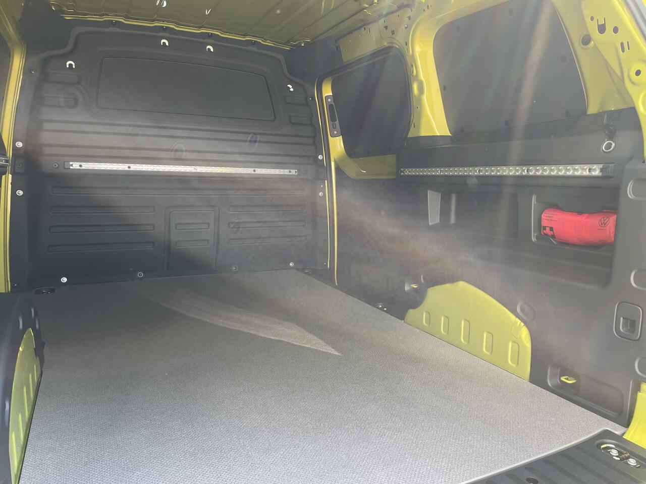 Volkswagen ID. Buzz Cargo Bulli edition 79 kWh Actieprijs! | 360 Camera | App Connect | Trekhaak | 3 Zits