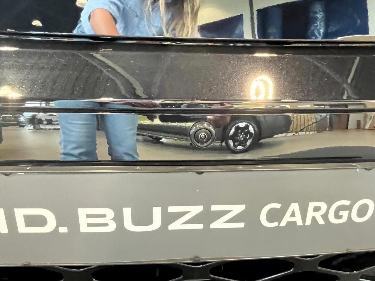 Volkswagen ID. Buzz Cargo Bedrijfswagens Anniversary Edition 4M 340 pk 250 kW elektromotor | 4 Motion | Achteruitrijcamera (Rear View) inclusief 360 graden camera (Area View) | Assistance Pakket Plus | Digitale radio-ontvangst (DAB+) | Navigatie 'Discover Pro' | Anniversary Editio