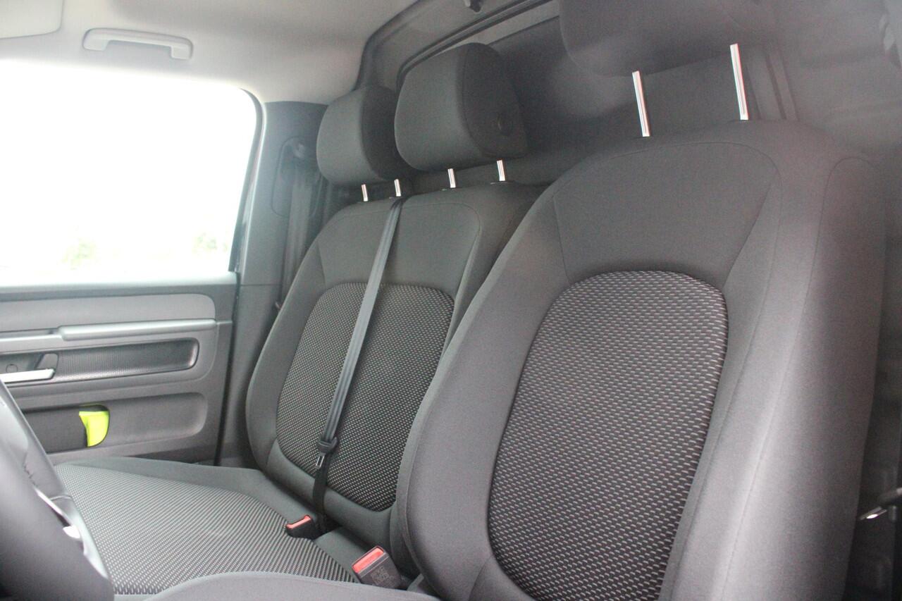 Volkswagen ID. Buzz Cargo 79 kWh | TREKHAAK ELEKTRISCH WEGKLAPBAAR | LAADRUIMTE PAKKET | STOEL/VOORRUIT VERWARMING | ELEKTRISCH BEDIENBARE SCHUIFDEUR | NAVIGATIE DISCOVER PRO | DRAADLOZE APPLE CARPLAY/ANDROID AUTO | CLIMATE CONTROL | ACHTERUITRIJ CAMERA | DODEHOEK DETECTIE | ADAPT