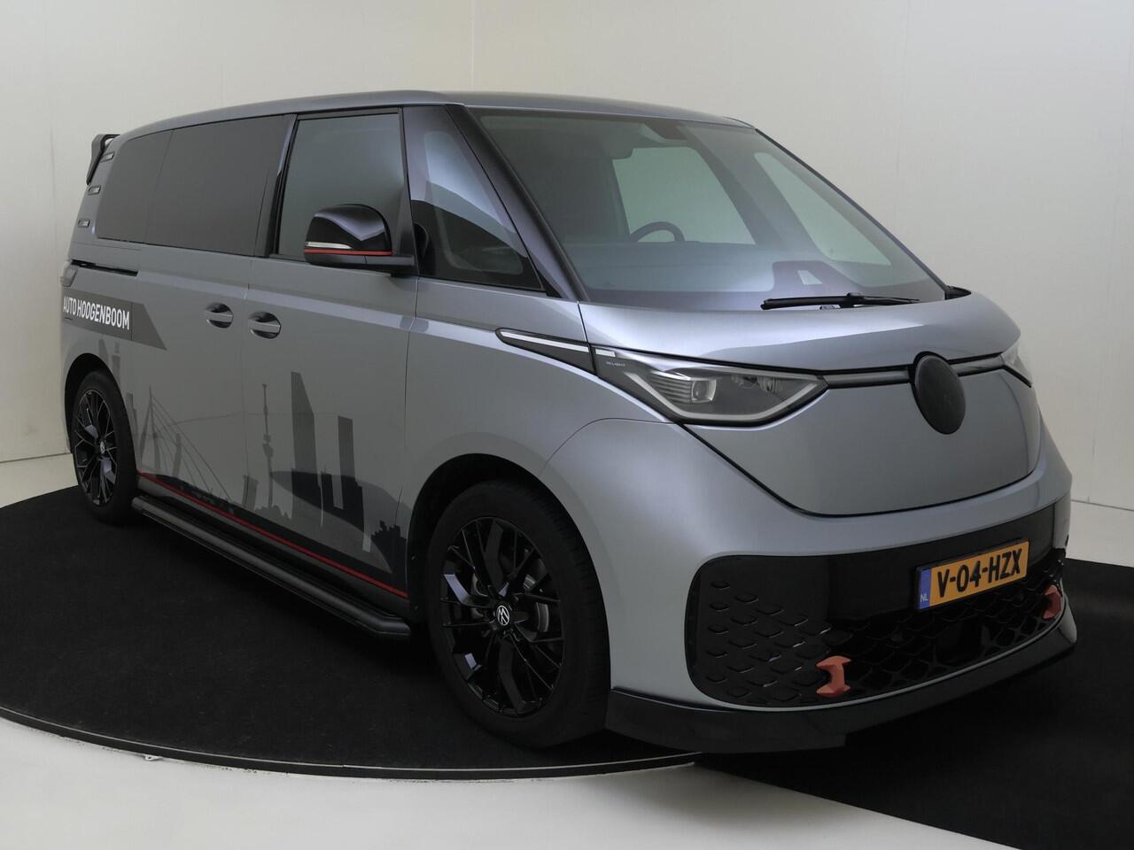 Volkswagen ID. Buzz Cargo Bedrijfswagens Bulli Edition Elektromotor 210 kW (286 pk) 79 kWh | 20" Velgen | Styling pakket | Open & Close Pakket Plus | Hoge scheidingswand met vaste ruit en dimbare binnenspiegel | Trekhaak, elektrisch uitklapbaar, mechanisch inklapbaar | Verlichte s