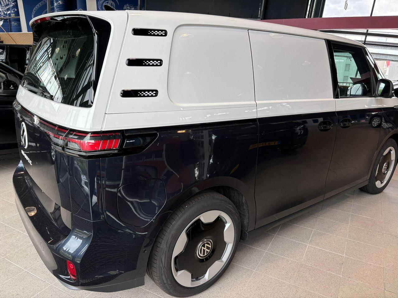 Volkswagen ID. Buzz Cargo Bedrijfswagens Anniversary Edition Elektromotor 210 kW (286 pk) | Anniversary Edition | Achterlichten LED, luxe uitgevoerd incl. dynamische knipperlichten | Hoge scheidingswand met vaste ruit en dimbare binnenspiegel | Bluetooth telefoonvoorbereiding incl