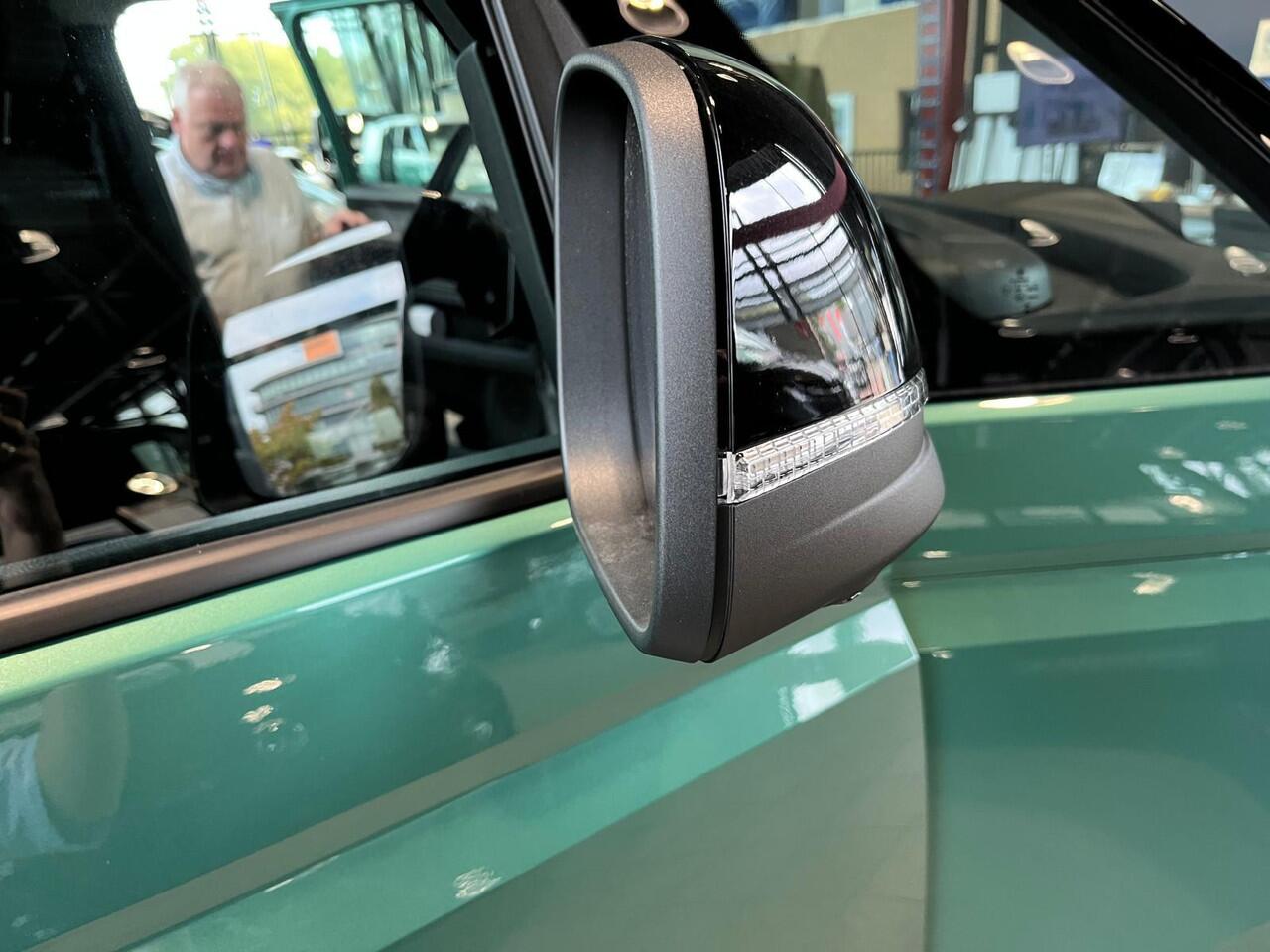 Volkswagen ID. Buzz Cargo Bedrijfswagens Anniversary Edition Elektromotor 4M 250kW (340 pk) | 4 Motion | Elektrische schuifdeur rechts | Open en close plus pakket | DAB+ | Achteruitrijcamera | Achterlichten LED | Bijrijdersstoel in plaats van bijrijdersbank inclusief ISOFIX |