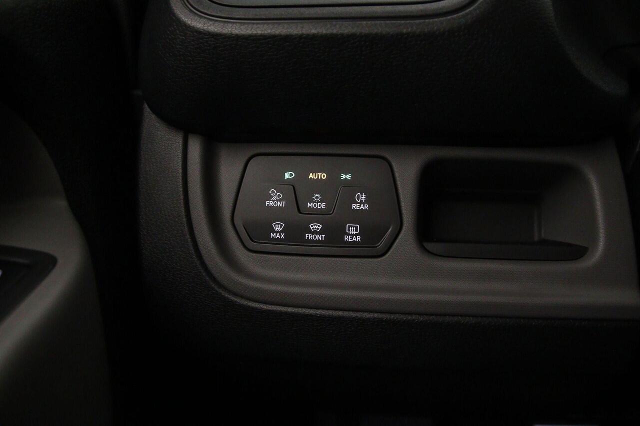 Volkswagen ID. Buzz Cargo Bulli Edition 286pk 79 kWh | Stuurverwarming | Glasslook | Navigatie | Trekhaak | OpenClose-pakket | Sidesteps | Comfort-tussenwand