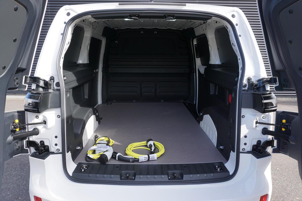 Volkswagen ID. Buzz Cargo 182 kWh Accu 286 PK Achterdeuren Nieuw model 3-Zits Camera Trekhaak Cruise Standkachel Apple Carplay