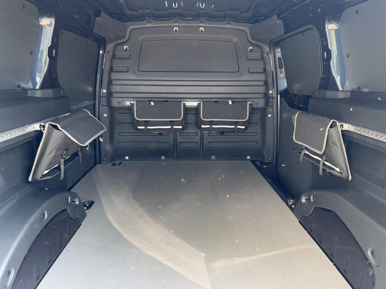 Volkswagen ID. Buzz Cargo Bulli edition 340PK 4MOTION | Trekhaak 1.800KG trekken | 2 zits | 360 graden camera |