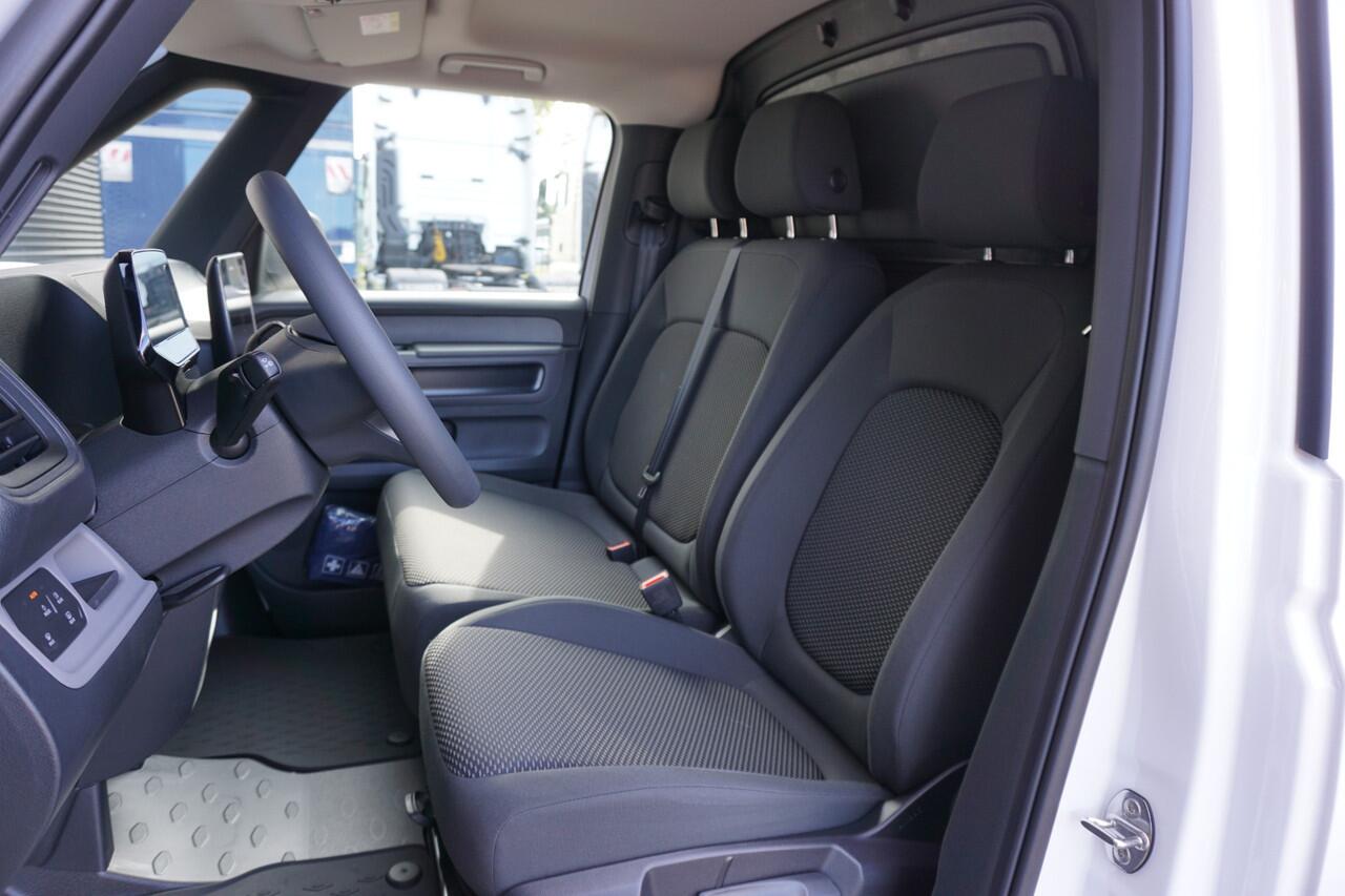 Volkswagen ID. Buzz Cargo 182 kWh Accu 286 PK Achterdeuren Nieuw model 3-Zits Camera Trekhaak Cruise Standkachel Apple Carplay