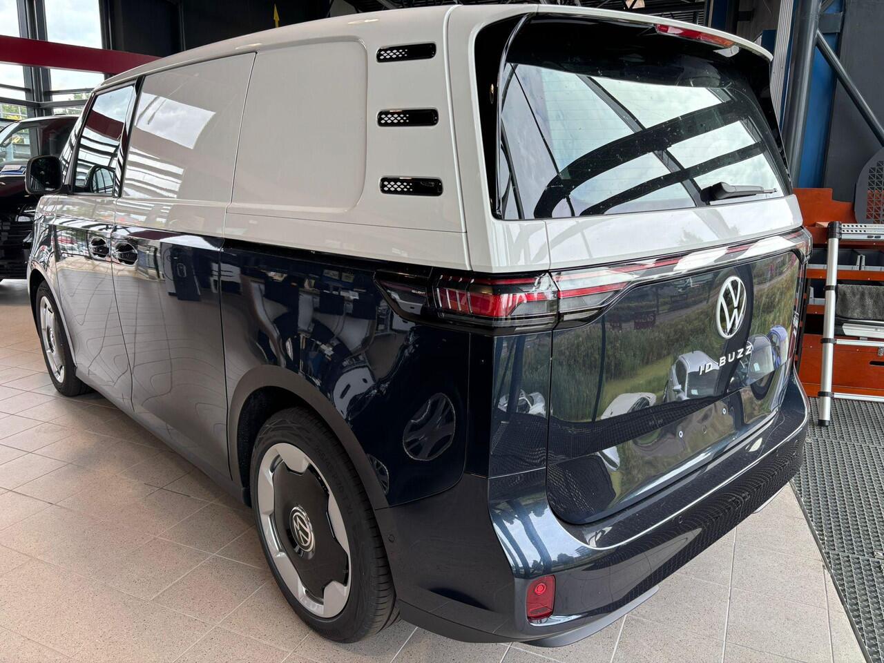 Volkswagen ID. Buzz Cargo Bedrijfswagens Anniversary Edition Elektromotor 210 kW (286 pk) | Anniversary Edition | Achterlichten LED, luxe uitgevoerd incl. dynamische knipperlichten | Hoge scheidingswand met vaste ruit en dimbare binnenspiegel | Bluetooth telefoonvoorbereiding incl
