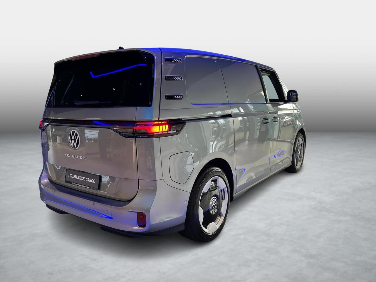 Volkswagen ID. Buzz Cargo Bedrijfswagens Anniversary Edition 4M 340 pk 250 kW elektromotor | 4 Motion | Achteruitrijcamera (Rear View) inclusief 360 graden camera (Area View) | Assistance Pakket Plus | Digitale radio-ontvangst (DAB+) | Navigatie 'Discover Pro' | Anniversary Editio