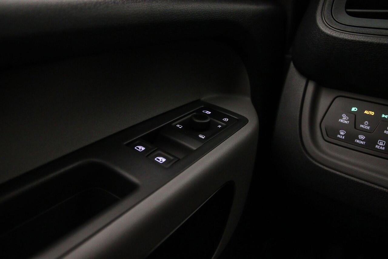 Volkswagen ID. Buzz Cargo Bulli Edition 286pk 79 kWh | Stuurverwarming | Glasslook | Navigatie | Trekhaak | OpenClose-pakket | Sidesteps | Comfort-tussenwand