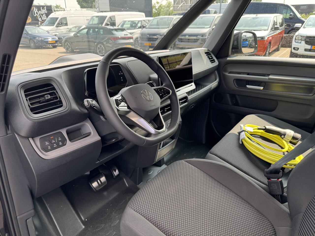 Volkswagen ID. Buzz Cargo LEASE EDITION **850EU per maand!** 79 kWh 286 PK | Trekhaak | 3 Zits | App Connect | Camera