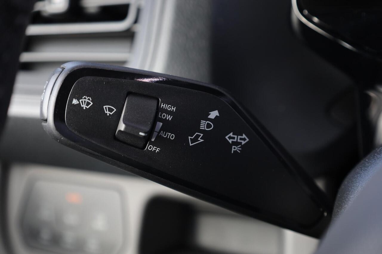 Volkswagen ID. Buzz Cargo Anniversary Edition 79 kWh achterdeuren 2 x schuifdeur 360 graden camera climatronic 2 zone 2 x voorstoel met armleuning multimedia pakket plus open en close pakket met keyless entry alarm trekhaak