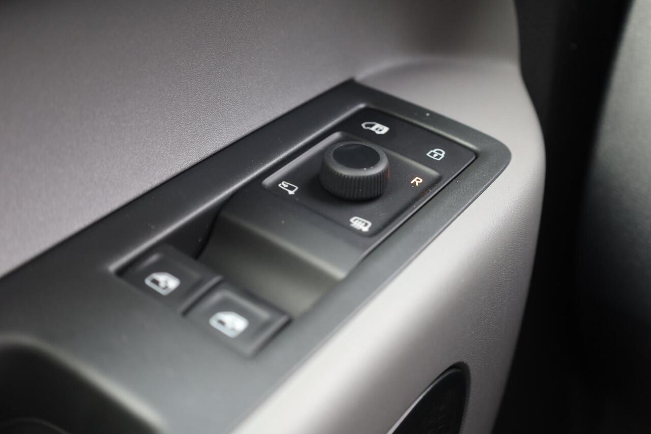 Volkswagen ID. Buzz Cargo Anniversary Edition 79 kWh achterdeuren 2 x schuifdeur 360 graden camera climatronic 2 zone 2 x voorstoel met armleuning multimedia pakket plus open en close pakket met keyless entry alarm trekhaak