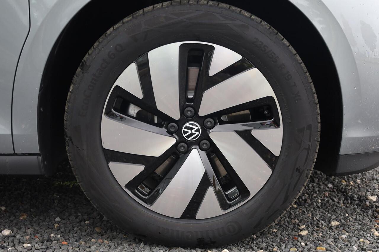 Volkswagen ID. Buzz Cargo Anniversary Edition 79 kWh achterdeuren 2 x schuifdeur 360 graden camera climatronic 2 zone 2 x voorstoel met armleuning multimedia pakket plus open en close pakket met keyless entry alarm trekhaak