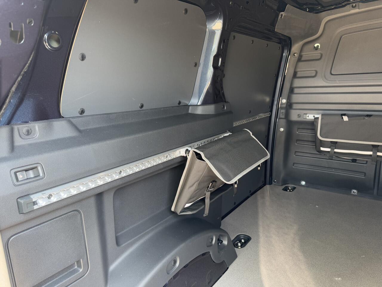 Volkswagen ID. Buzz Cargo Bulli edition 340PK 4MOTION | Trekhaak 1.800KG trekken | 2 zits | 360 graden camera |