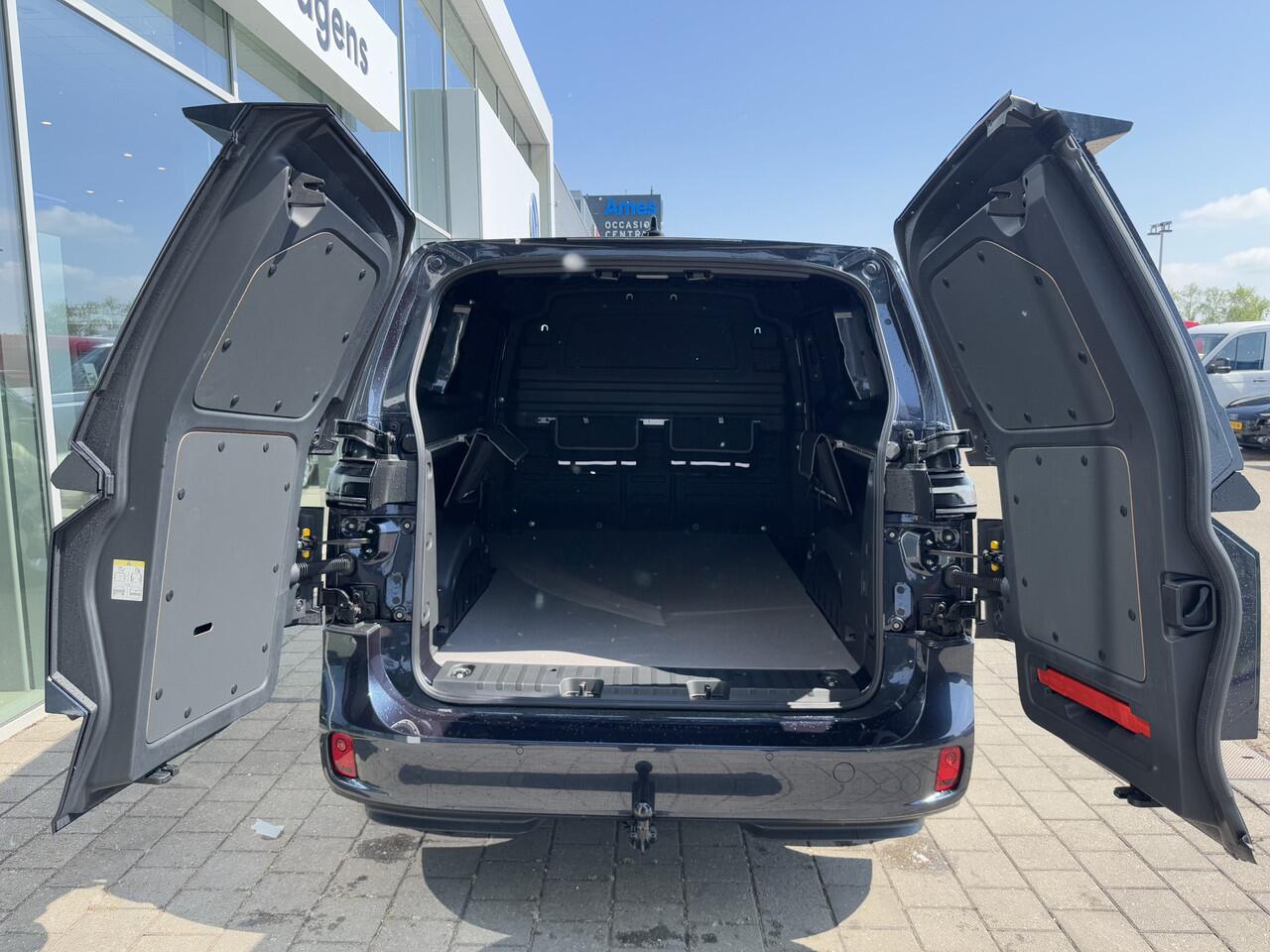 Volkswagen ID. Buzz Cargo Bulli edition 340PK 4MOTION | Trekhaak 1.800KG trekken | 2 zits | 360 graden camera |